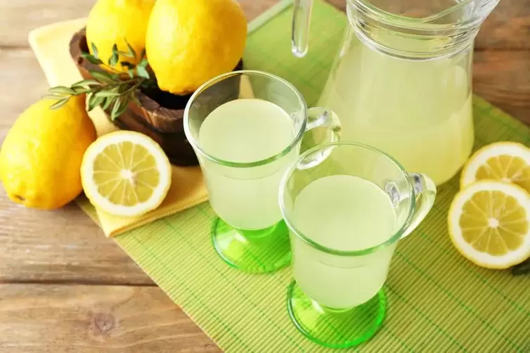 ujë limoni për të pirë dietë
