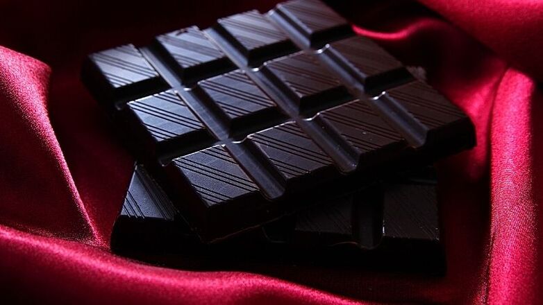 çokollatë e zezë në një dietë kefir