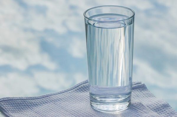një gotë ujë për një dietë dembele