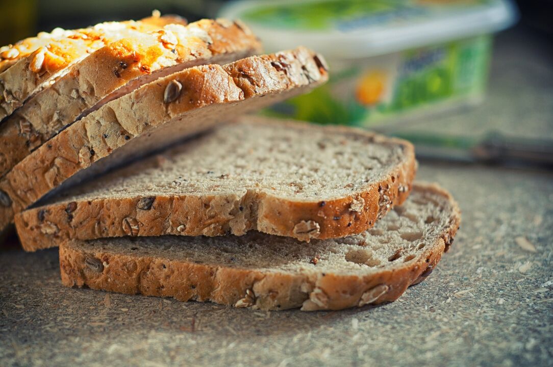 Dieta për grupin e gjakut 4 ju lejon të përfshini bukën me drithëra të plota në dietën tuaj. 