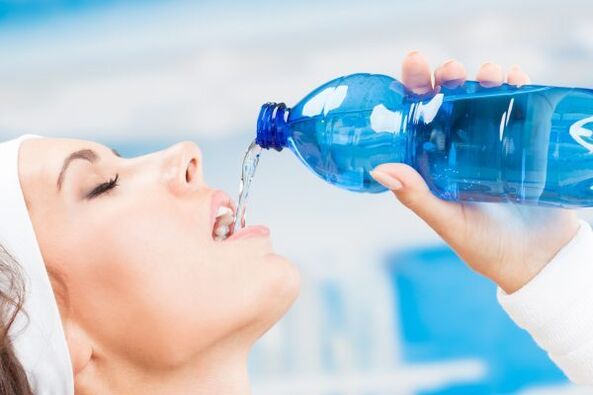 Ju mund të shpëtoni nga 5 kg peshë të tepërt në një javë duke pirë shumë ujë